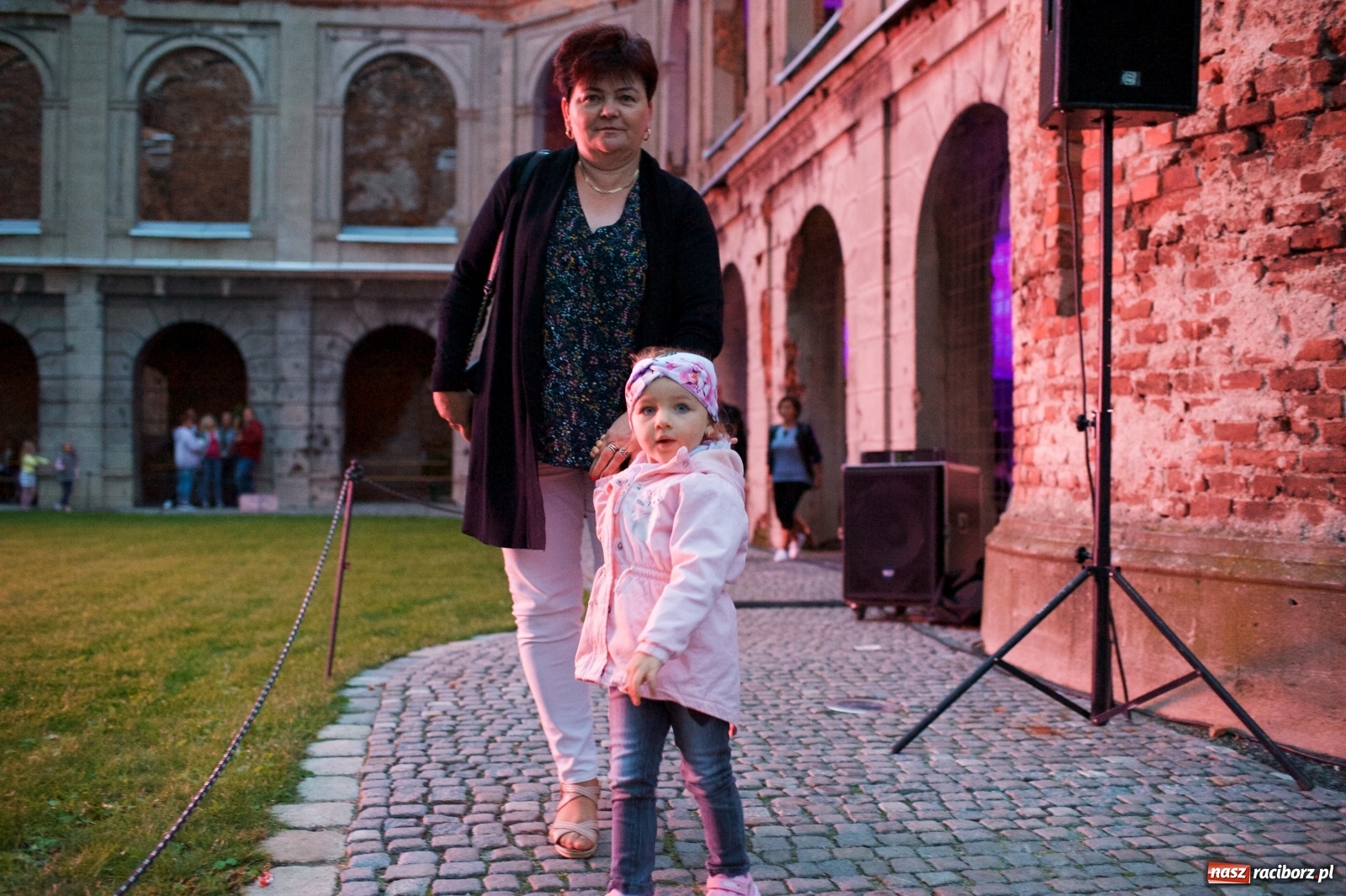 Zdjęcie w galerii na portalu naszraciborz.pl: Tworkowski piknik przy zamku zakończony fire show [FOTO] wiadomości z regionu