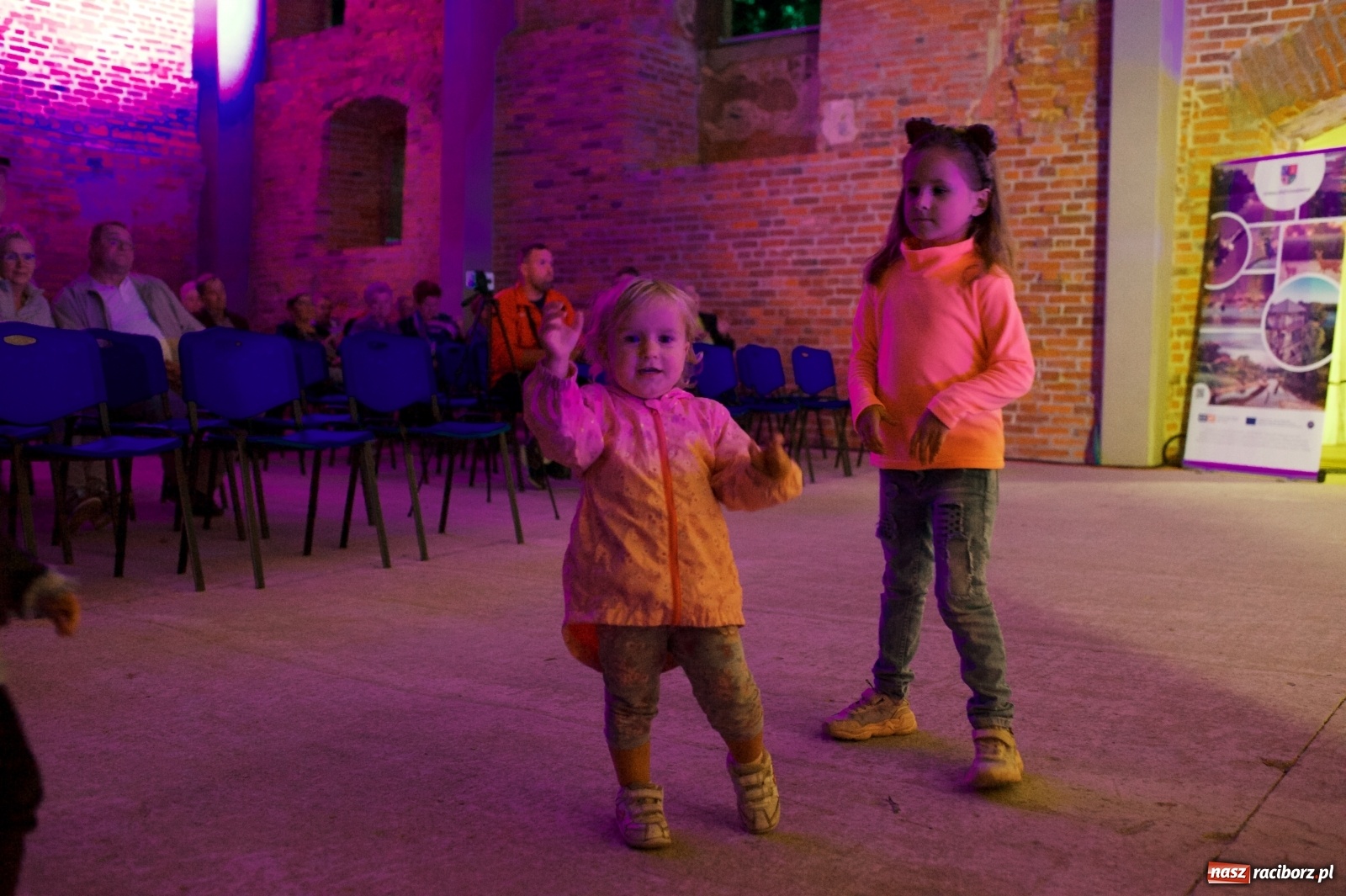 Zdjęcie w galerii na portalu naszraciborz.pl: Tworkowski piknik przy zamku zakończony fire show [FOTO] wiadomości z regionu