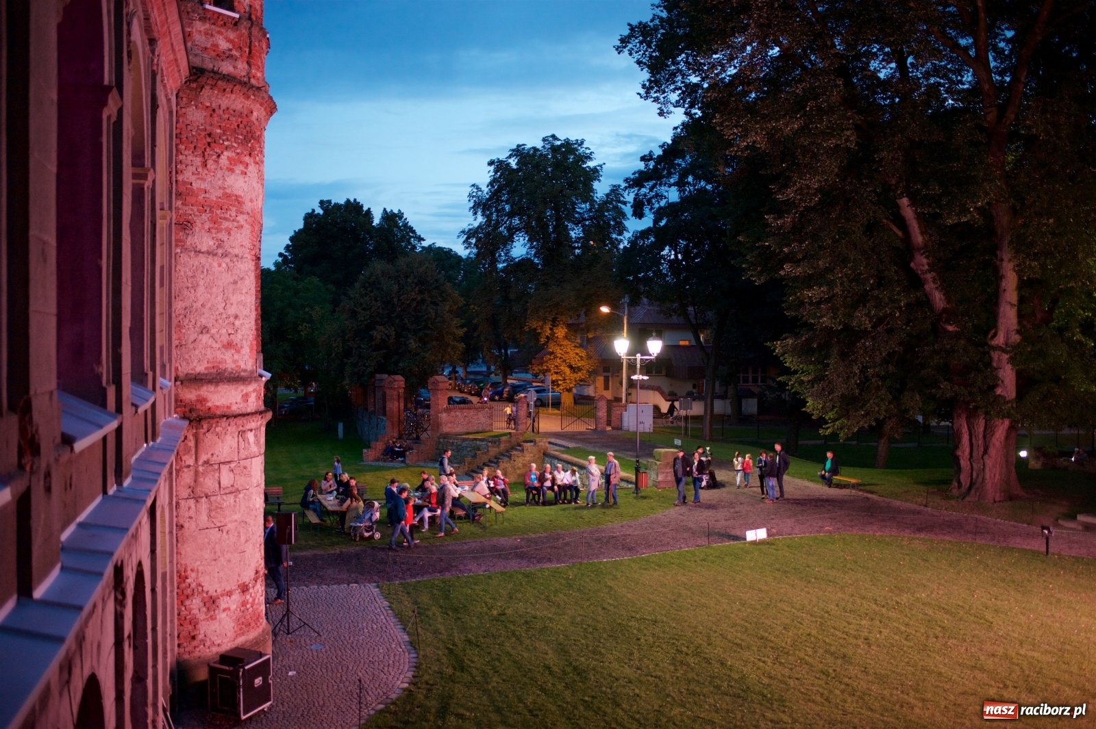 Zdjęcie w galerii na portalu naszraciborz.pl: Tworkowski piknik przy zamku zakończony fire show [FOTO] wiadomości z regionu