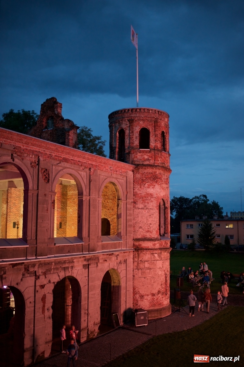 Zdjęcie w galerii na portalu naszraciborz.pl: Tworkowski piknik przy zamku zakończony fire show [FOTO] wiadomości z regionu