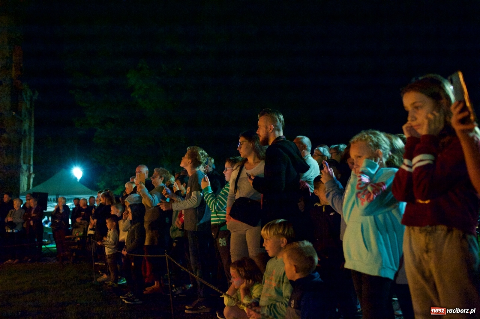 Zdjęcie w galerii na portalu naszraciborz.pl: Tworkowski piknik przy zamku zakończony fire show [FOTO] wiadomości z regionu