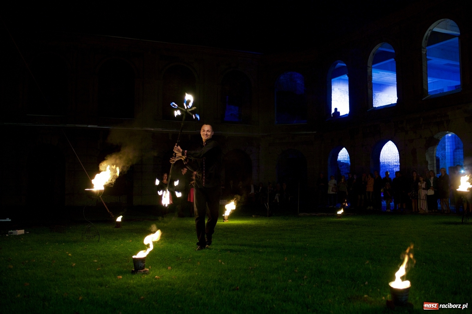 Zdjęcie w galerii na portalu naszraciborz.pl: Tworkowski piknik przy zamku zakończony fire show [FOTO] wiadomości z regionu