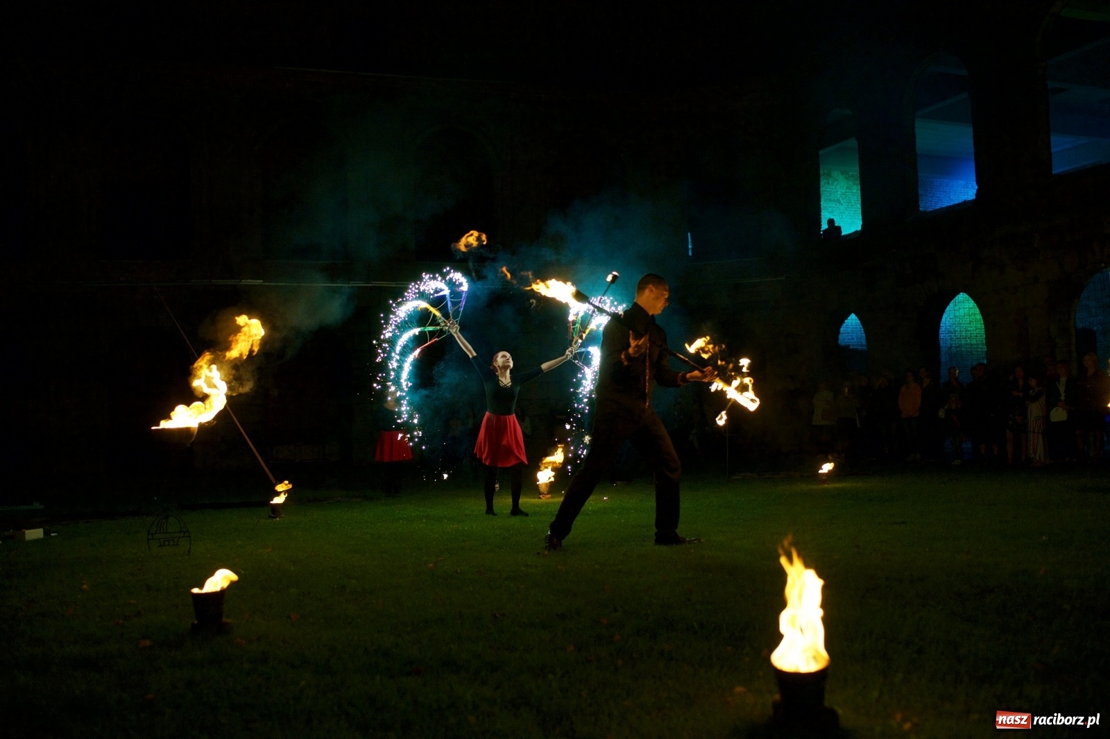 Zdjęcie w galerii na portalu naszraciborz.pl: Tworkowski piknik przy zamku zakończony fire show [FOTO] wiadomości z regionu
