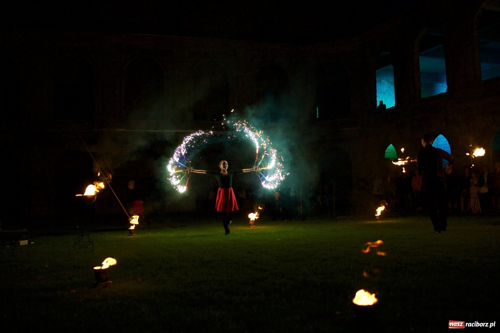 Zdjęcie w galerii na portalu naszraciborz.pl: Tworkowski piknik przy zamku zakończony fire show [FOTO] wiadomości z regionu