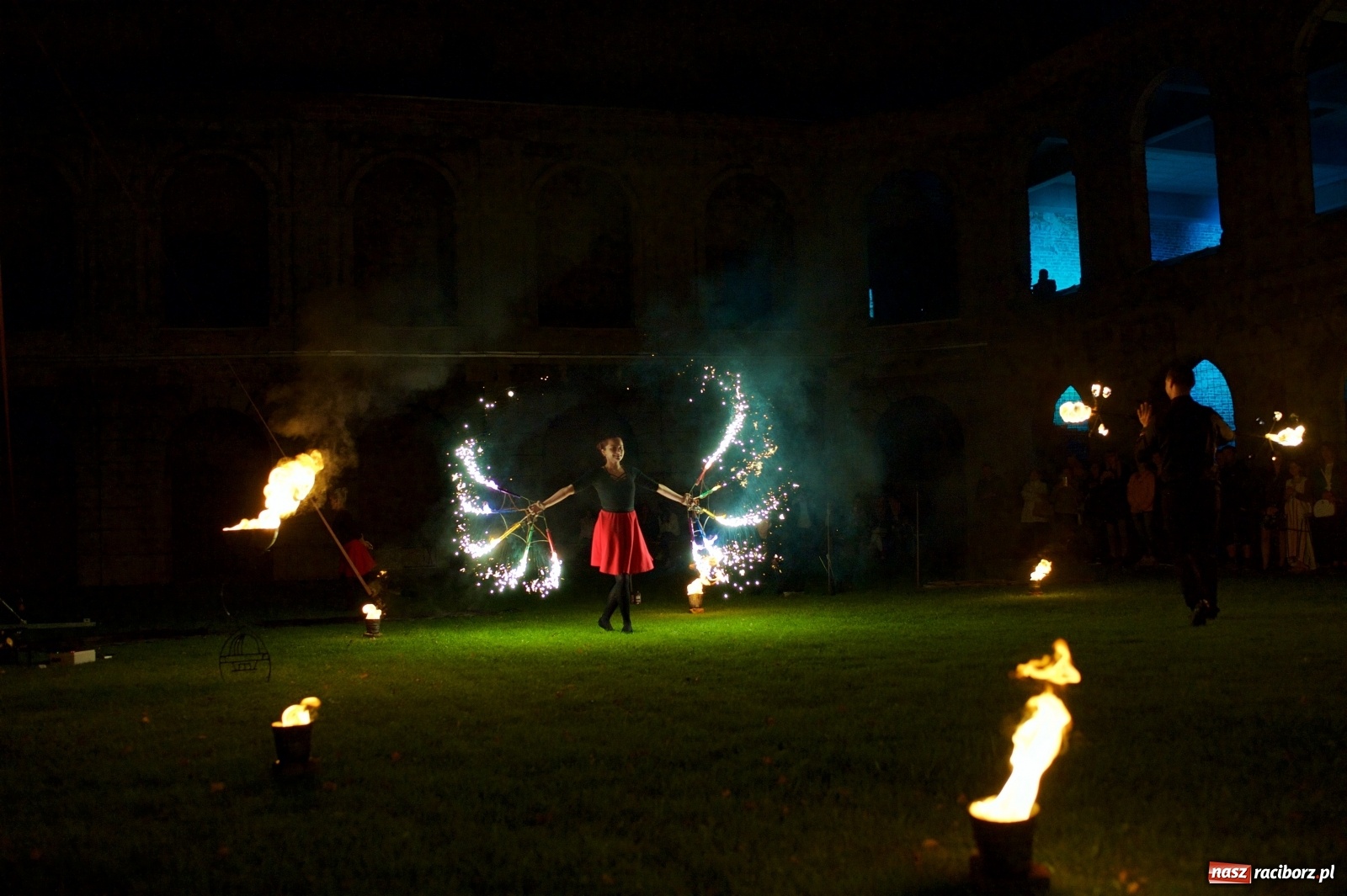 Zdjęcie w galerii na portalu naszraciborz.pl: Tworkowski piknik przy zamku zakończony fire show [FOTO] wiadomości z regionu