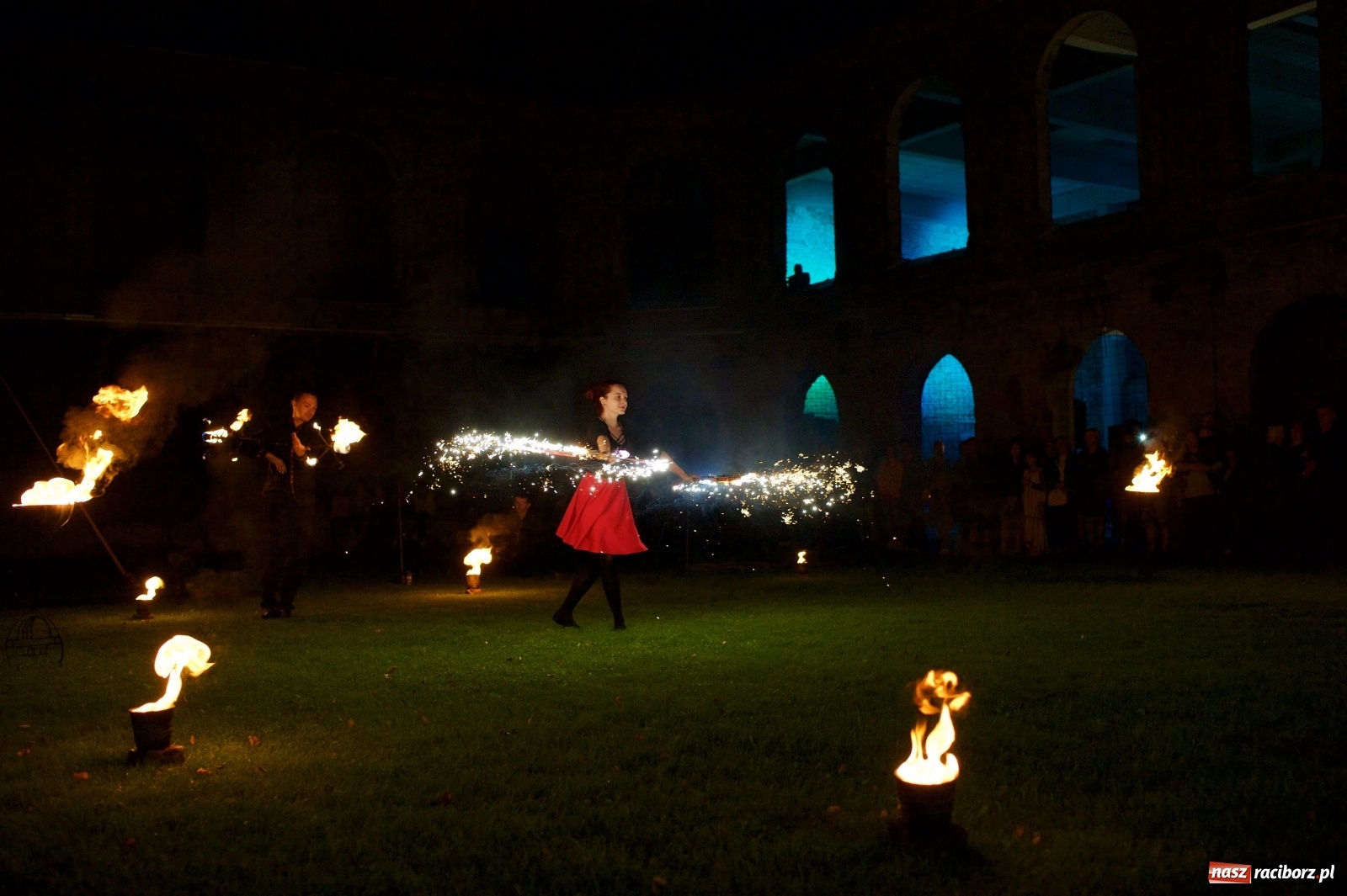 Zdjęcie w galerii na portalu naszraciborz.pl: Tworkowski piknik przy zamku zakończony fire show [FOTO] wiadomości z regionu