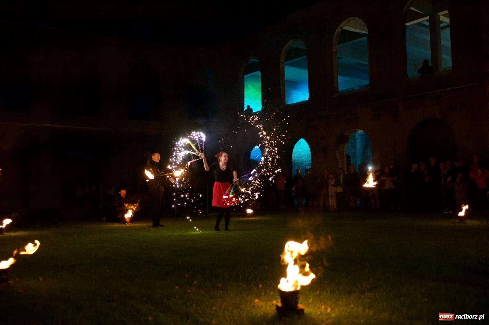 Zdjęcie w galerii na portalu naszraciborz.pl: Tworkowski piknik przy zamku zakończony fire show [FOTO] wiadomości z regionu