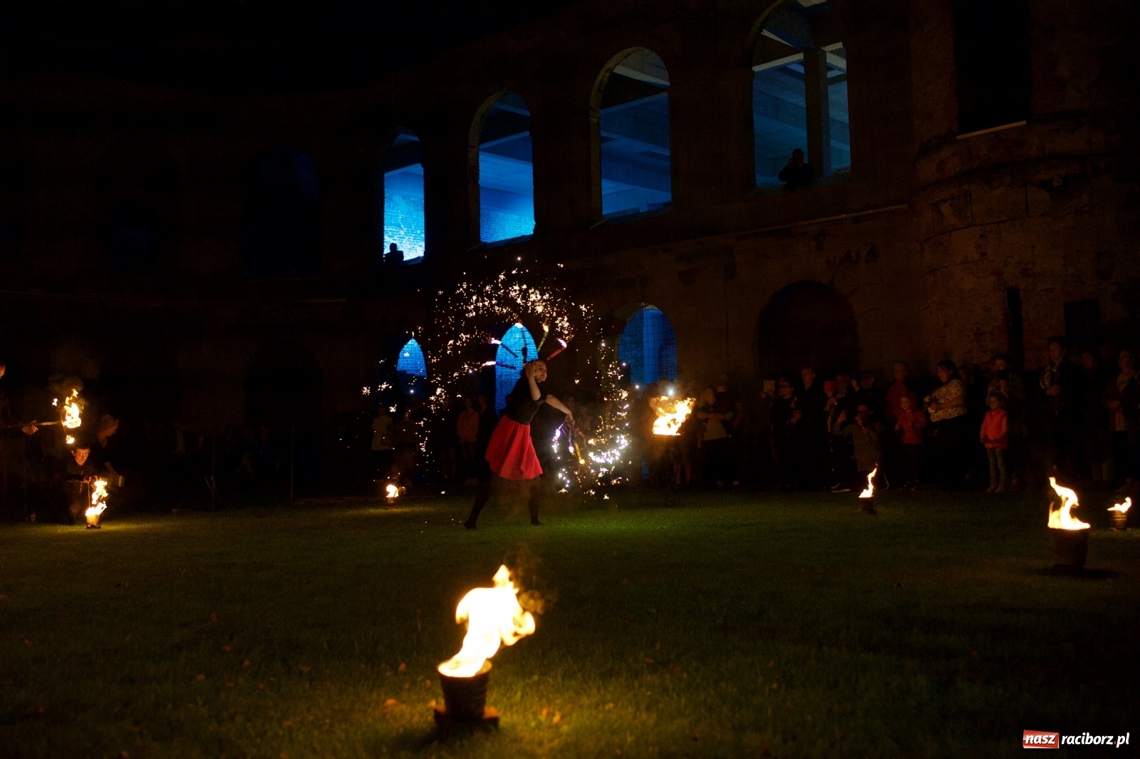 Zdjęcie w galerii na portalu naszraciborz.pl: Tworkowski piknik przy zamku zakończony fire show [FOTO] wiadomości z regionu
