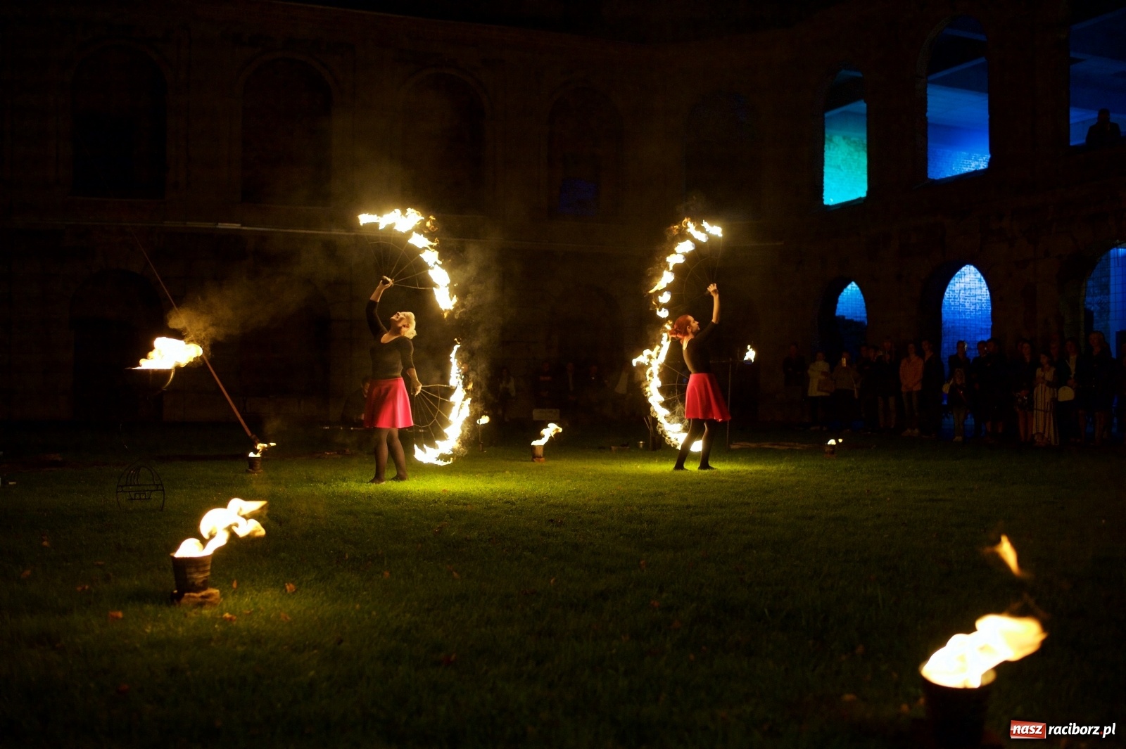 Zdjęcie w galerii na portalu naszraciborz.pl: Tworkowski piknik przy zamku zakończony fire show [FOTO] wiadomości z regionu