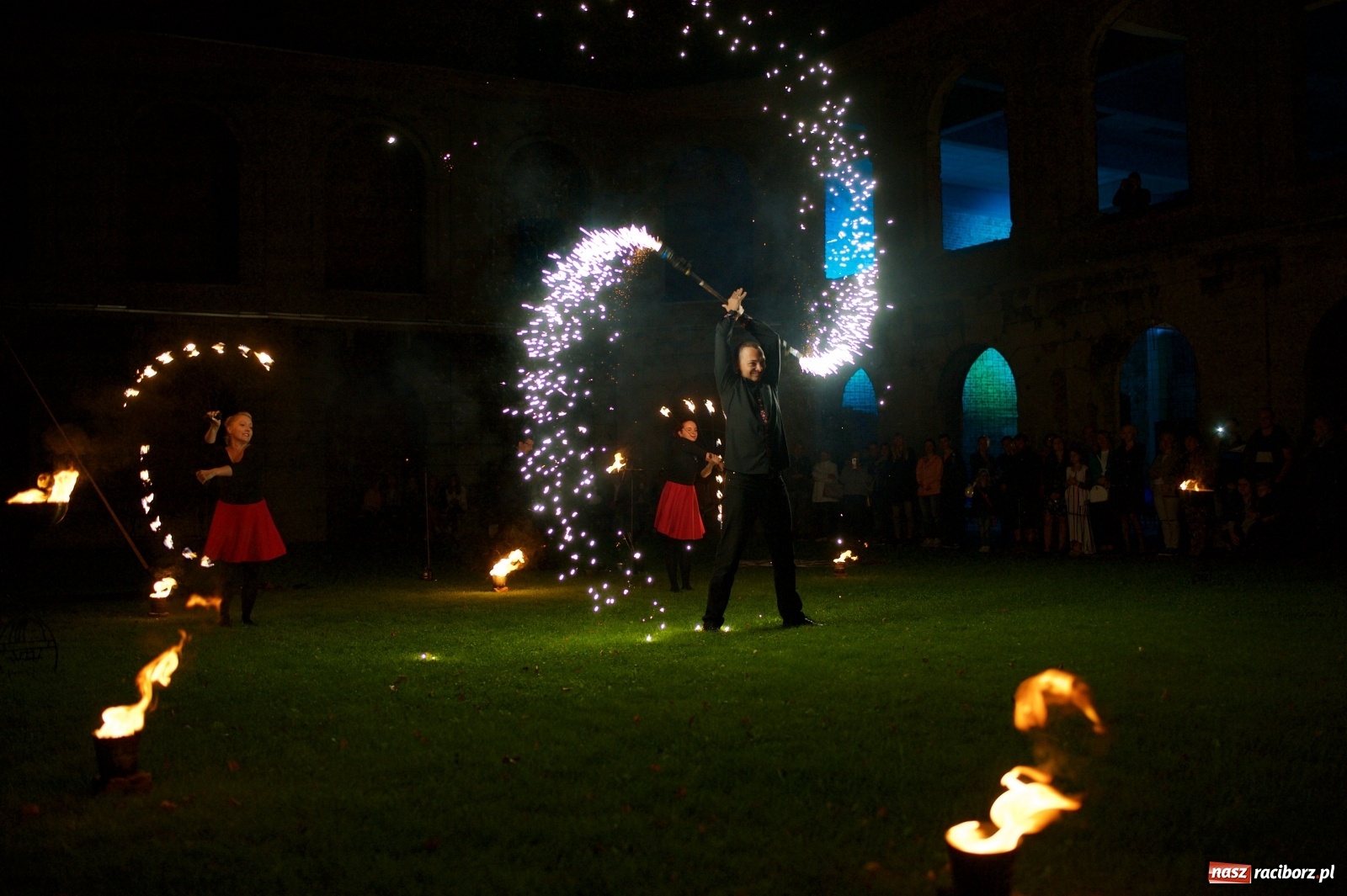 Zdjęcie w galerii na portalu naszraciborz.pl: Tworkowski piknik przy zamku zakończony fire show [FOTO] wiadomości z regionu