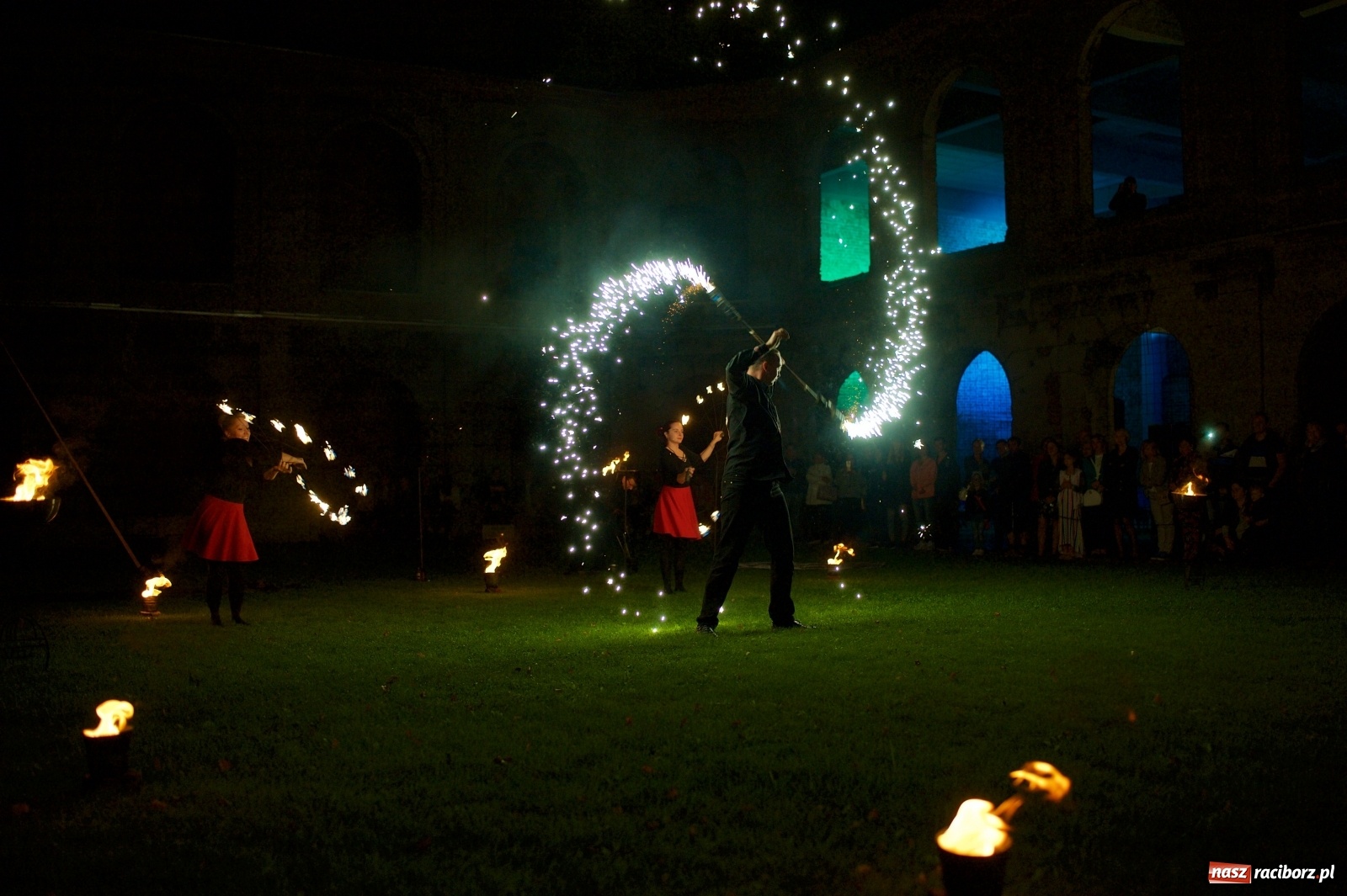 Zdjęcie w galerii na portalu naszraciborz.pl: Tworkowski piknik przy zamku zakończony fire show [FOTO] wiadomości z regionu