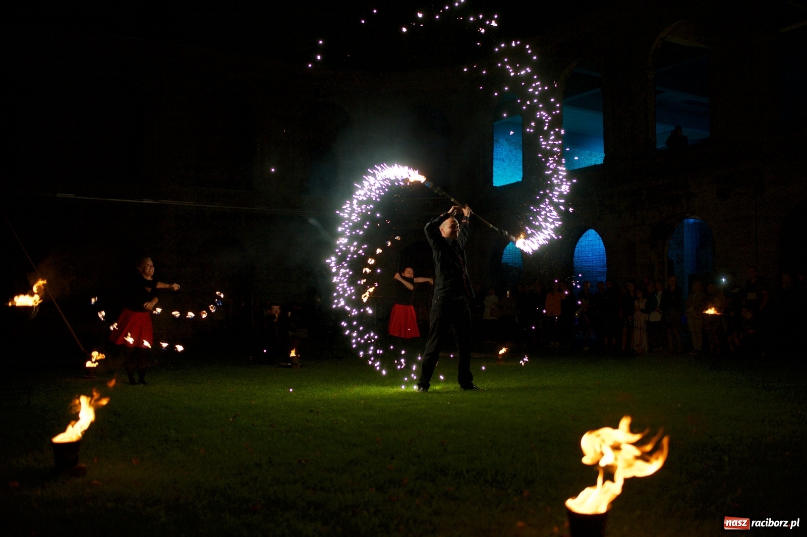 Zdjęcie w galerii na portalu naszraciborz.pl: Tworkowski piknik przy zamku zakończony fire show [FOTO] wiadomości z regionu