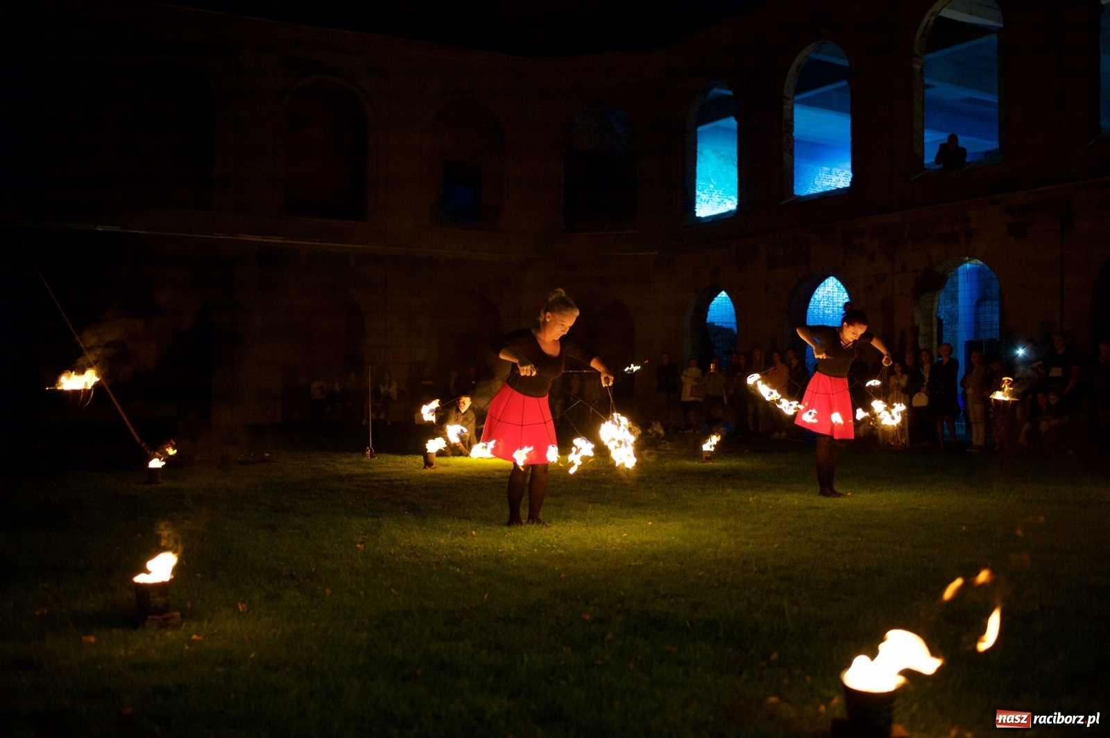 Zdjęcie w galerii na portalu naszraciborz.pl: Tworkowski piknik przy zamku zakończony fire show [FOTO] wiadomości z regionu