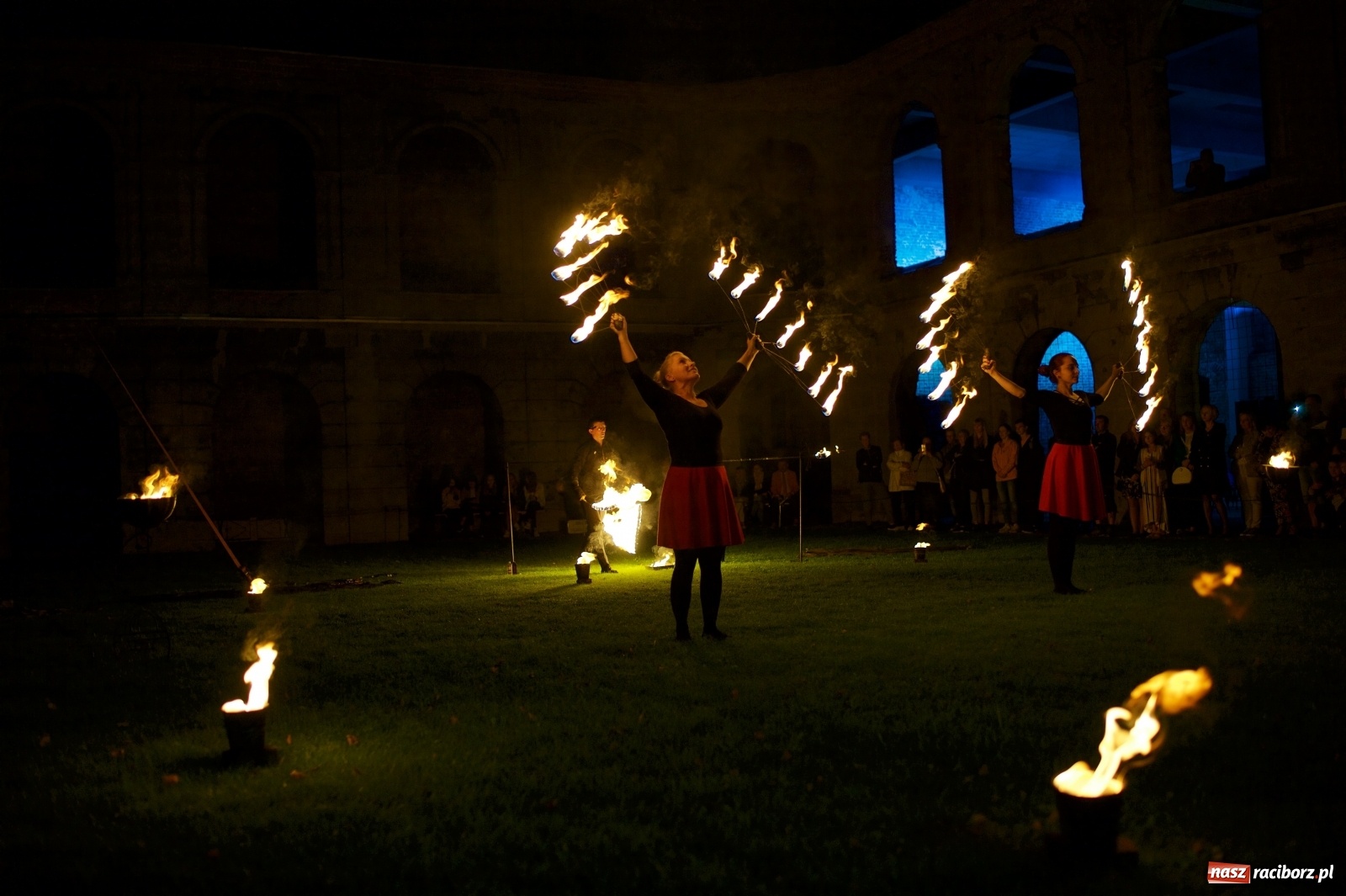 Zdjęcie w galerii na portalu naszraciborz.pl: Tworkowski piknik przy zamku zakończony fire show [FOTO] wiadomości z regionu