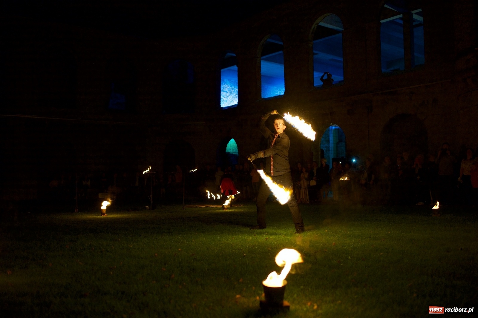 Zdjęcie w galerii na portalu naszraciborz.pl: Tworkowski piknik przy zamku zakończony fire show [FOTO] wiadomości z regionu