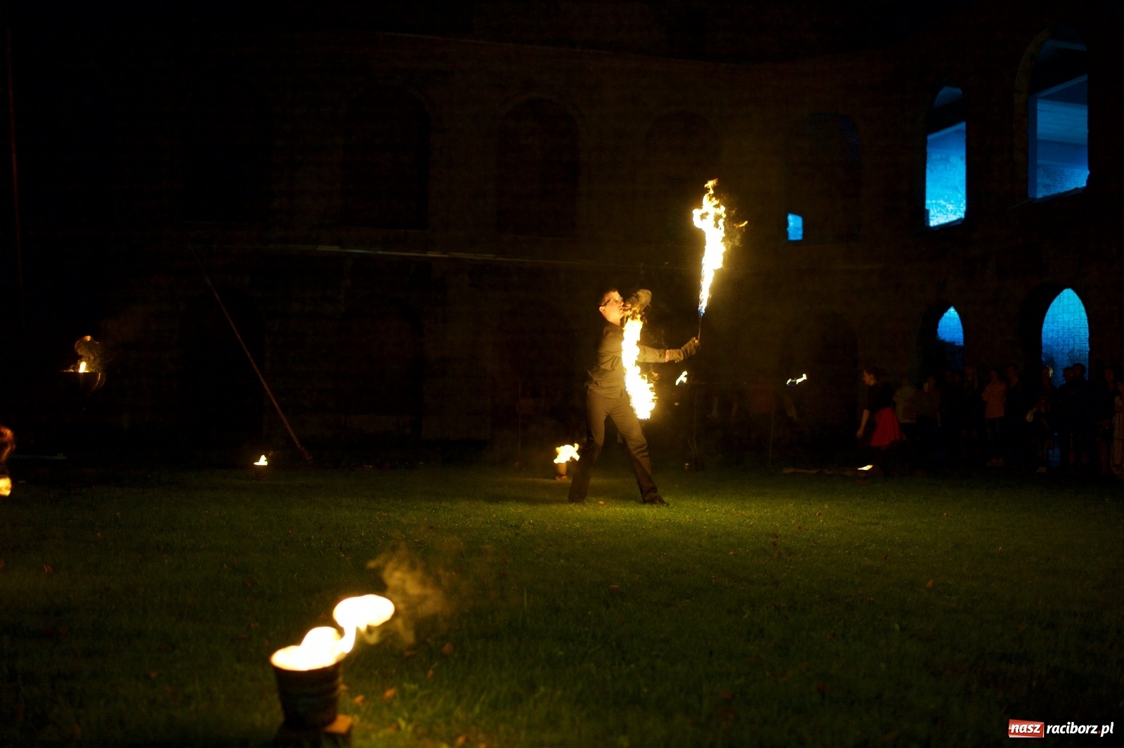 Zdjęcie w galerii na portalu naszraciborz.pl: Tworkowski piknik przy zamku zakończony fire show [FOTO] wiadomości z regionu