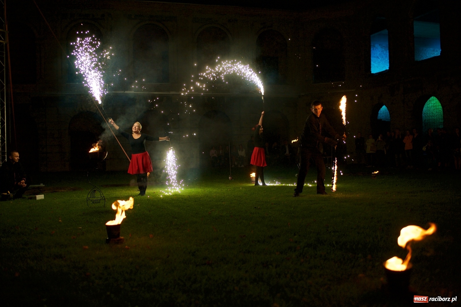 Zdjęcie w galerii na portalu naszraciborz.pl: Tworkowski piknik przy zamku zakończony fire show [FOTO] wiadomości z regionu