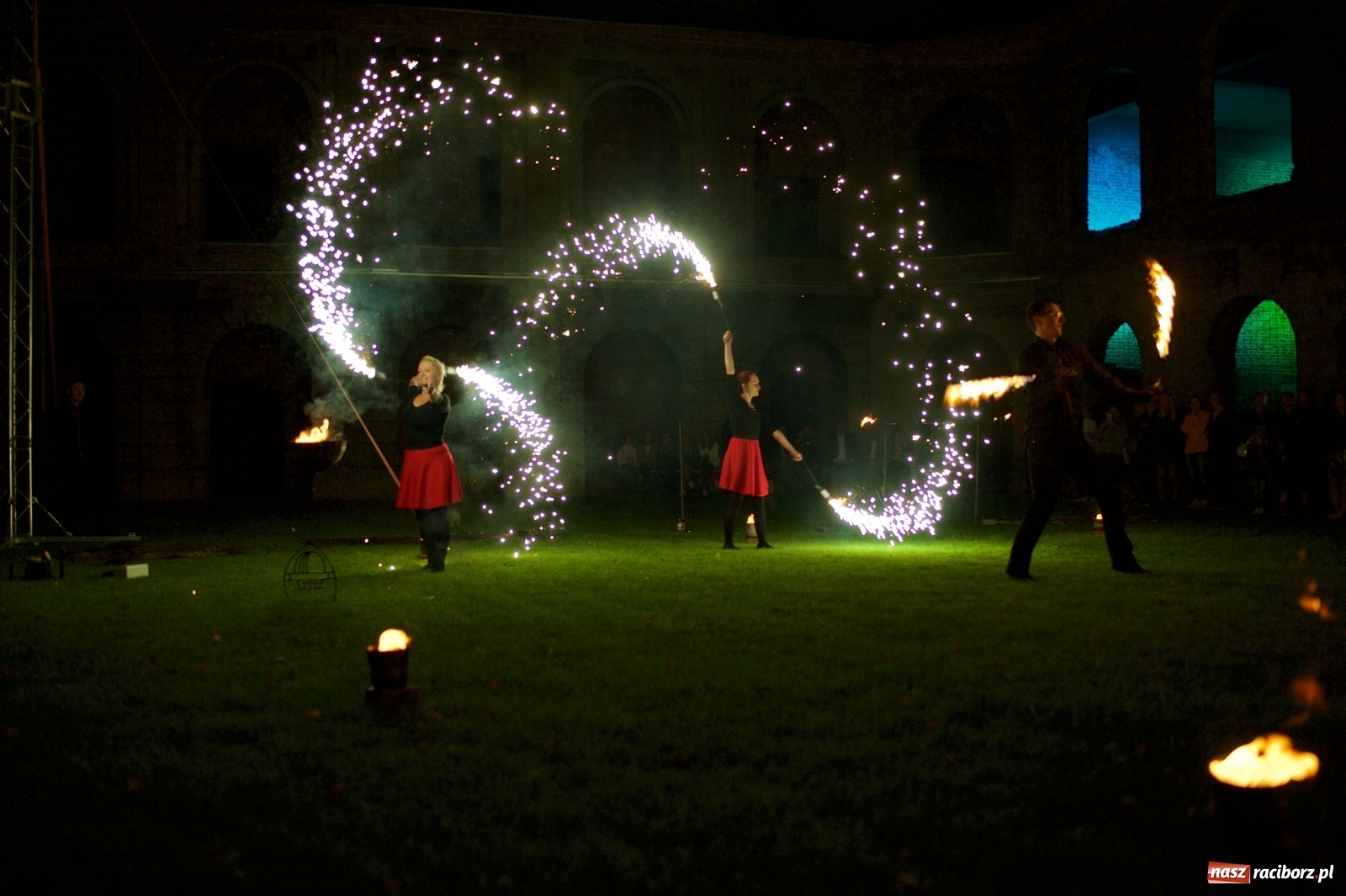 Zdjęcie w galerii na portalu naszraciborz.pl: Tworkowski piknik przy zamku zakończony fire show [FOTO] wiadomości z regionu