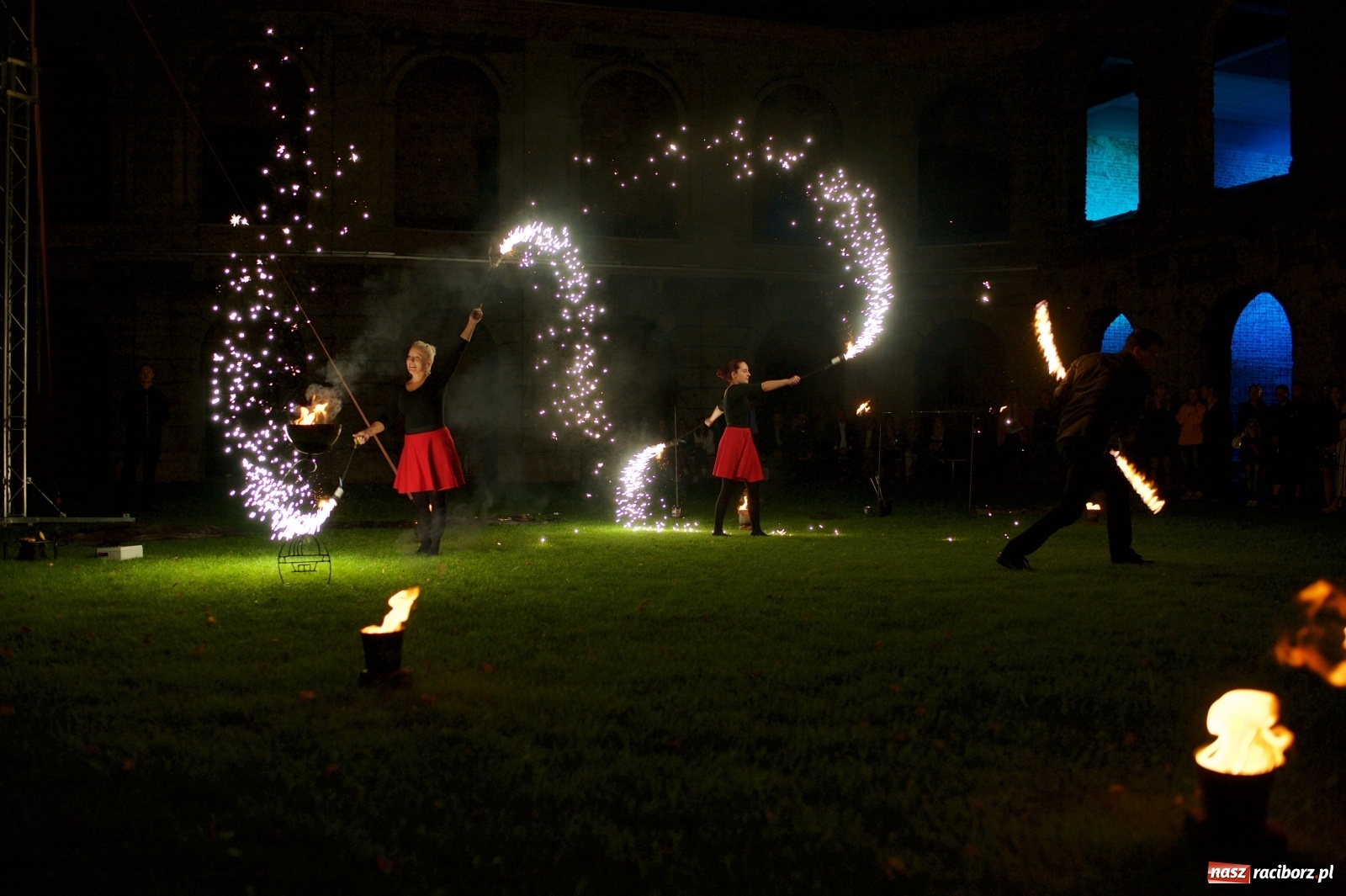 Zdjęcie w galerii na portalu naszraciborz.pl: Tworkowski piknik przy zamku zakończony fire show [FOTO] wiadomości z regionu