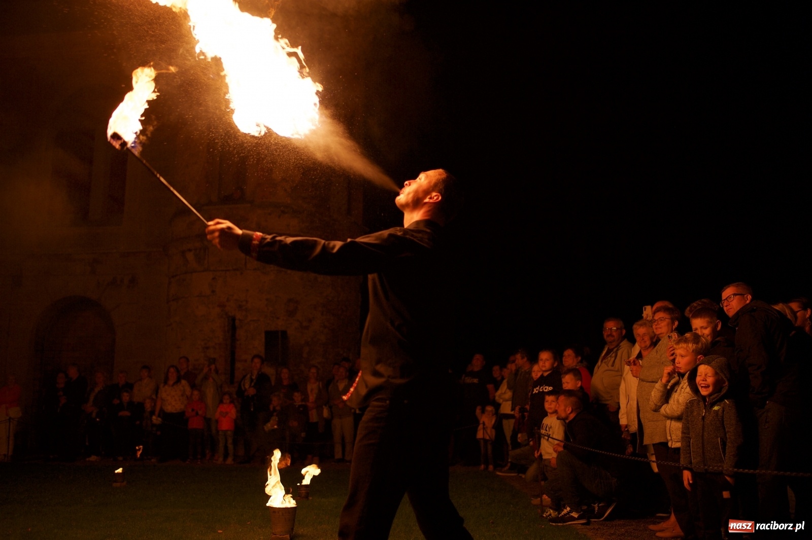 Zdjęcie w galerii na portalu naszraciborz.pl: Tworkowski piknik przy zamku zakończony fire show [FOTO] wiadomości z regionu