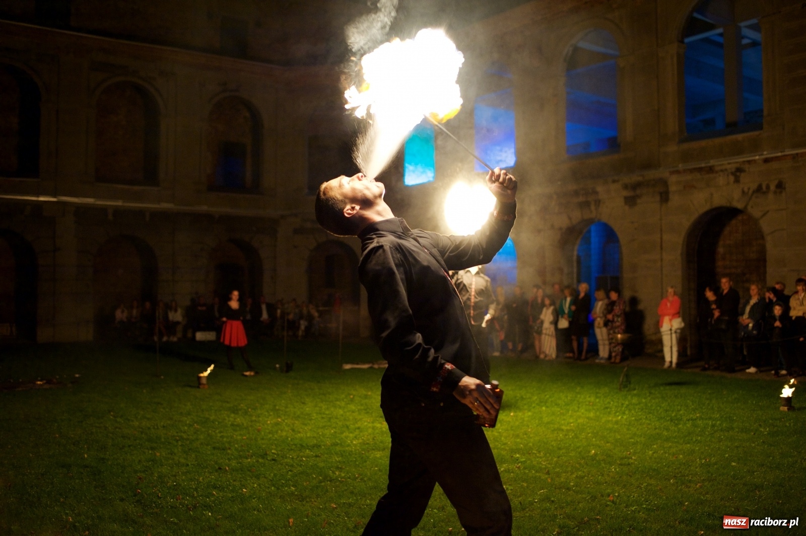 Zdjęcie w galerii na portalu naszraciborz.pl: Tworkowski piknik przy zamku zakończony fire show [FOTO] wiadomości z regionu
