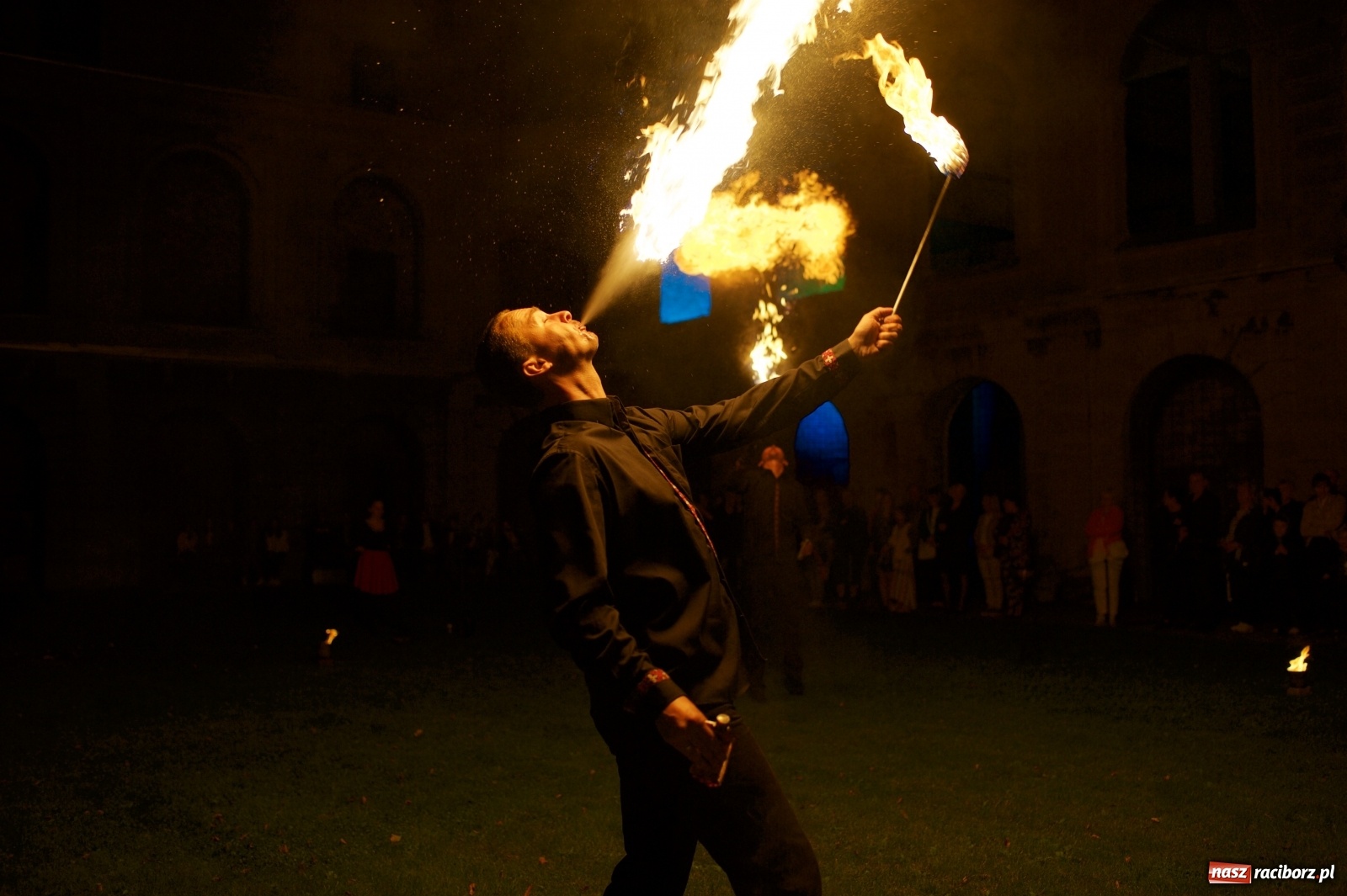 Zdjęcie w galerii na portalu naszraciborz.pl: Tworkowski piknik przy zamku zakończony fire show [FOTO] wiadomości z regionu