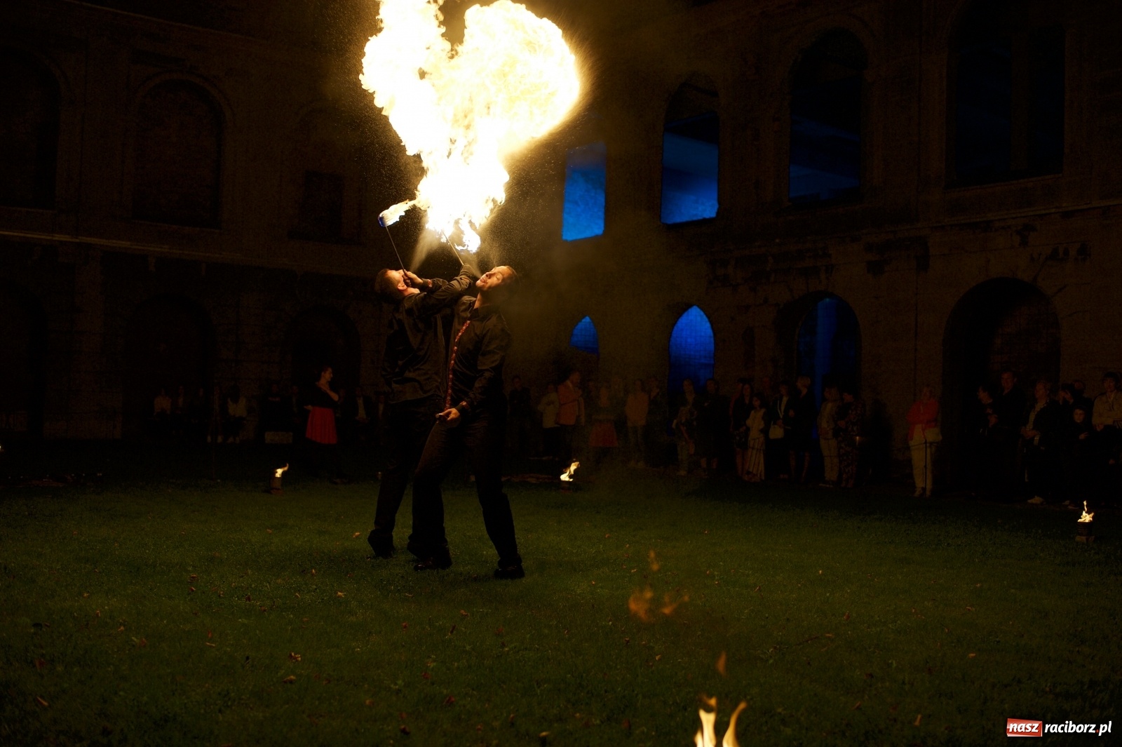 Zdjęcie w galerii na portalu naszraciborz.pl: Tworkowski piknik przy zamku zakończony fire show [FOTO] wiadomości z regionu