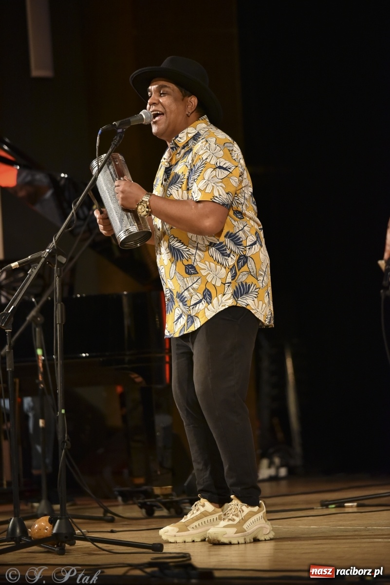Zdjęcie w galerii na portalu naszraciborz.pl: Juanky&Sabrosura Viva. Kubańskie rytmy rozgrzewały raciborzan wiadomości z regionu