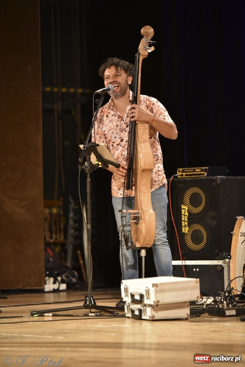 Zdjęcie w galerii na portalu naszraciborz.pl: Juanky&Sabrosura Viva. Kubańskie rytmy rozgrzewały raciborzan wiadomości z regionu