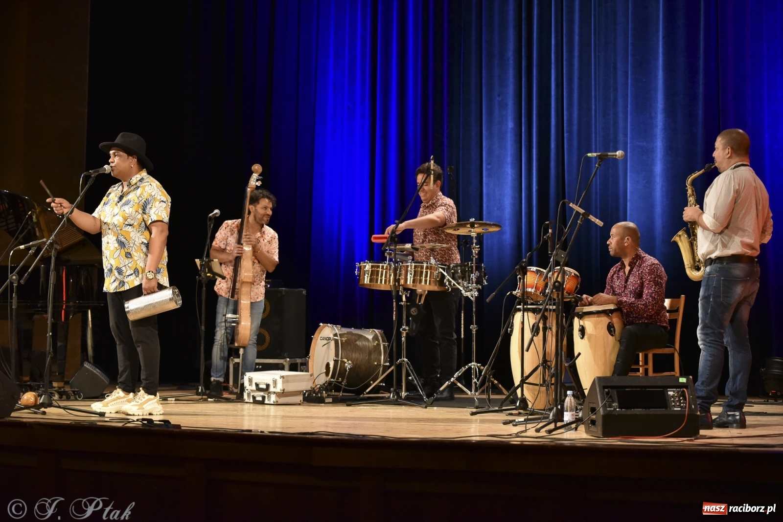 Zdjęcie w galerii na portalu naszraciborz.pl: Juanky&Sabrosura Viva. Kubańskie rytmy rozgrzewały raciborzan wiadomości z regionu