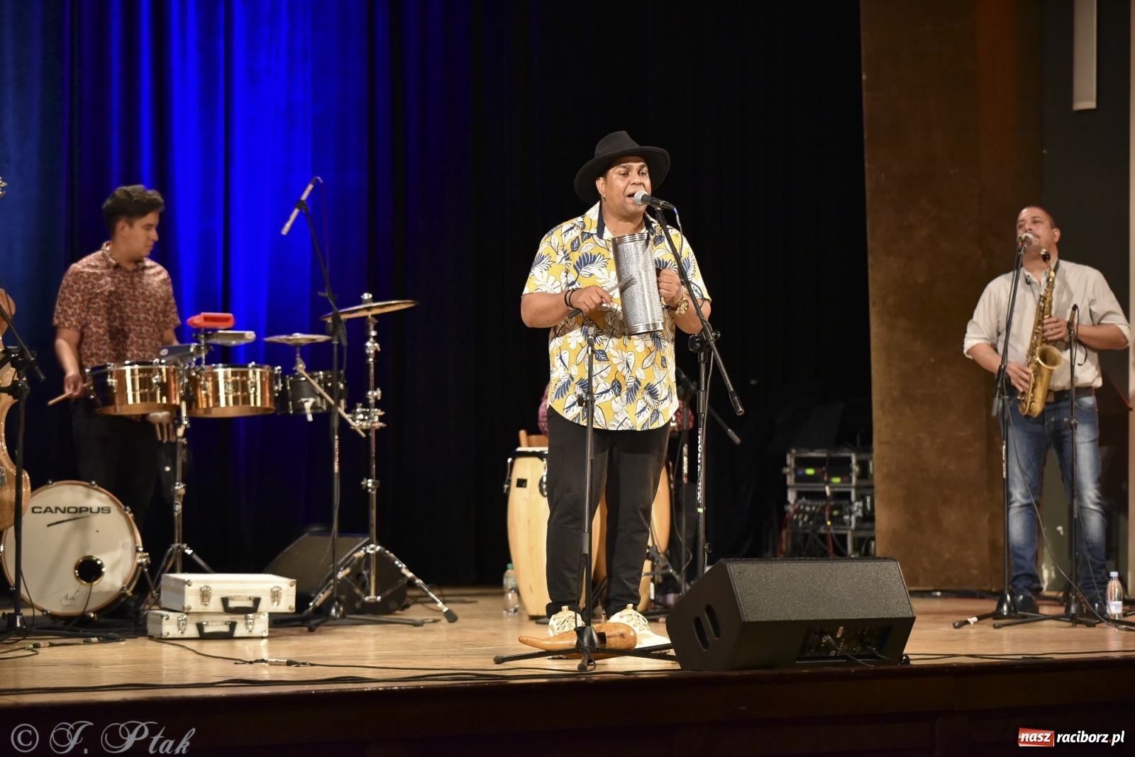 Zdjęcie w galerii na portalu naszraciborz.pl: Juanky&Sabrosura Viva. Kubańskie rytmy rozgrzewały raciborzan wiadomości z regionu