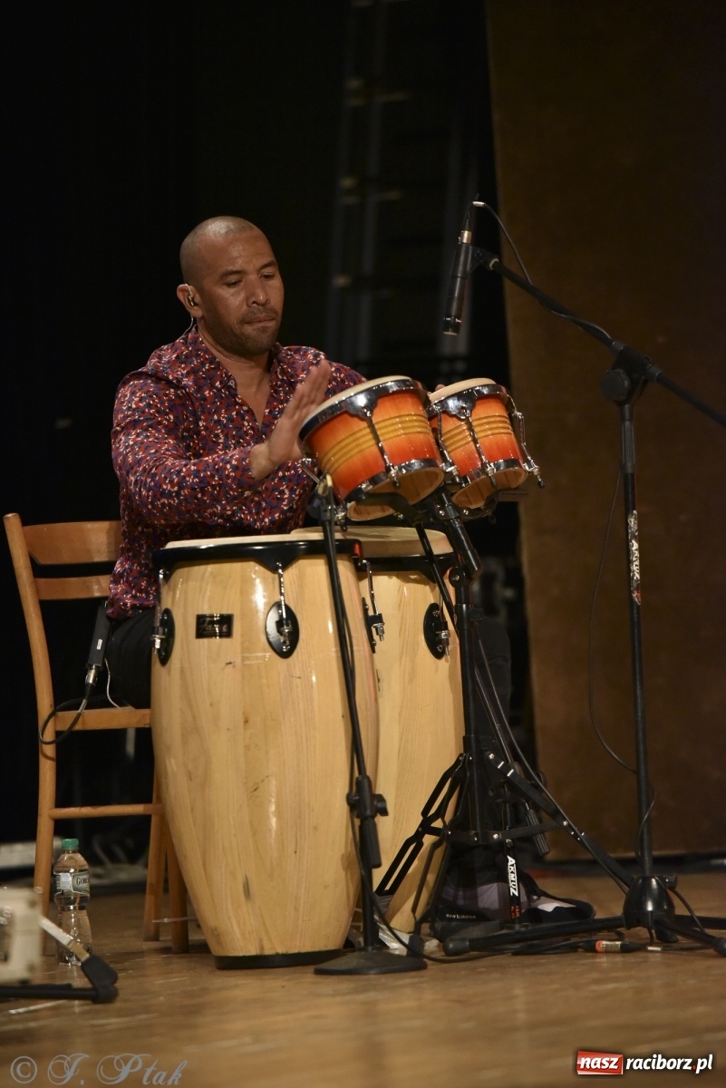 Zdjęcie w galerii na portalu naszraciborz.pl: Juanky&Sabrosura Viva. Kubańskie rytmy rozgrzewały raciborzan wiadomości z regionu