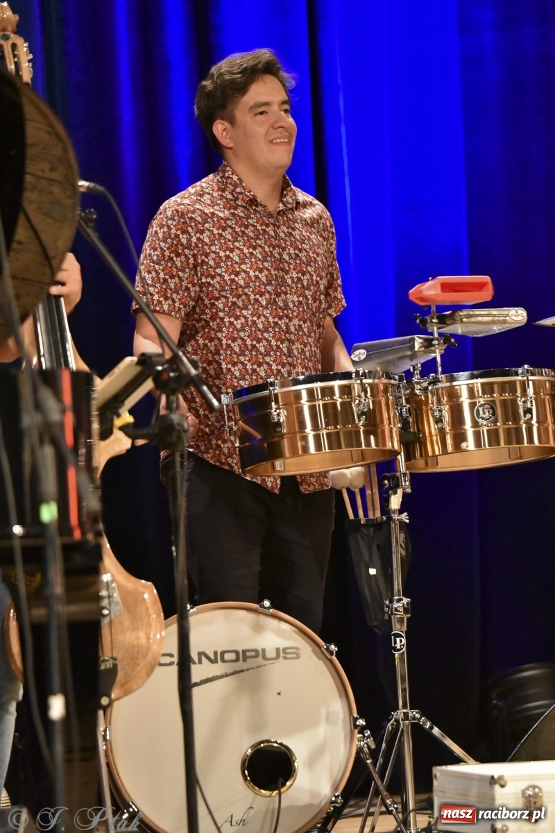 Zdjęcie w galerii na portalu naszraciborz.pl: Juanky&Sabrosura Viva. Kubańskie rytmy rozgrzewały raciborzan wiadomości z regionu