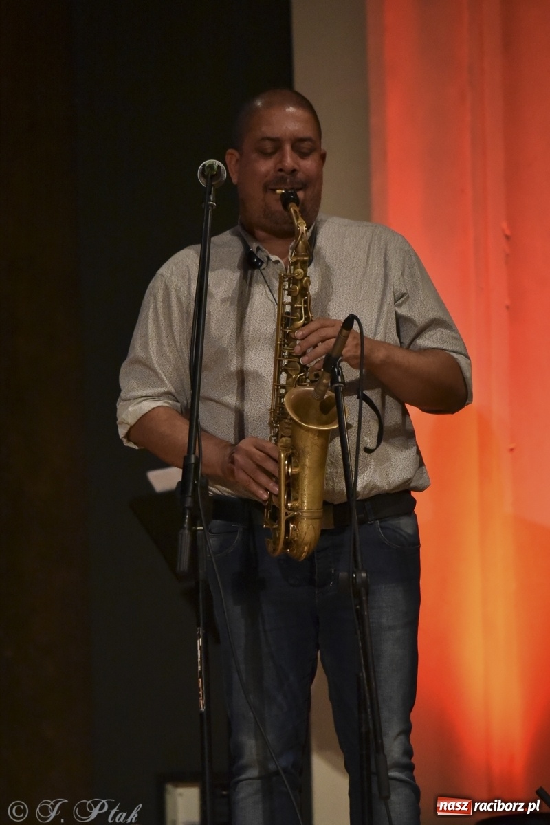 Zdjęcie w galerii na portalu naszraciborz.pl: Juanky&Sabrosura Viva. Kubańskie rytmy rozgrzewały raciborzan wiadomości z regionu