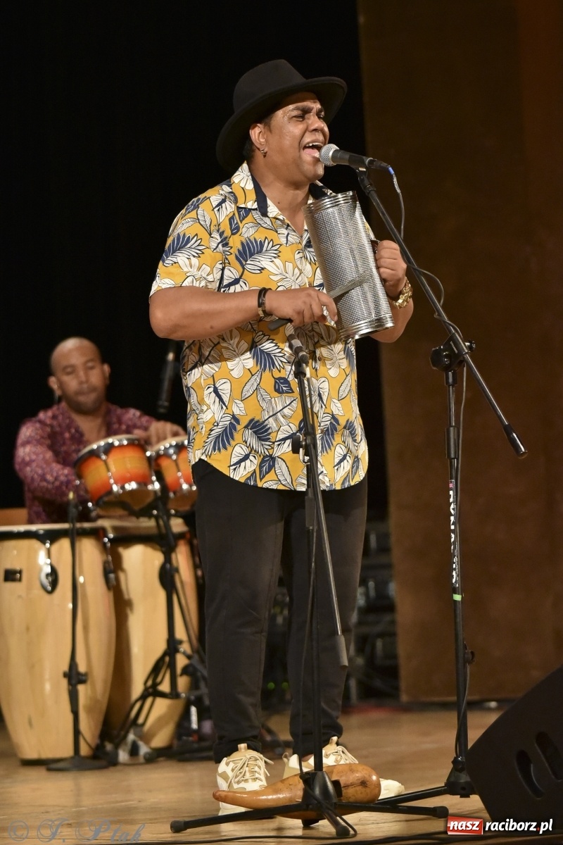 Zdjęcie w galerii na portalu naszraciborz.pl: Juanky&Sabrosura Viva. Kubańskie rytmy rozgrzewały raciborzan wiadomości z regionu