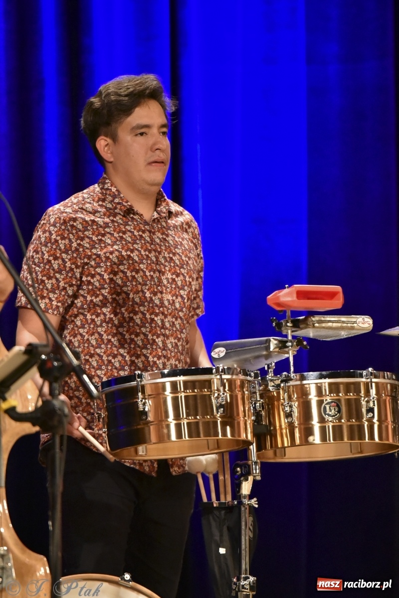 Zdjęcie w galerii na portalu naszraciborz.pl: Juanky&Sabrosura Viva. Kubańskie rytmy rozgrzewały raciborzan wiadomości z regionu