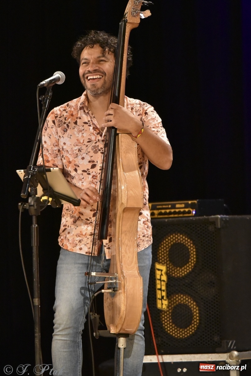 Zdjęcie w galerii na portalu naszraciborz.pl: Juanky&Sabrosura Viva. Kubańskie rytmy rozgrzewały raciborzan wiadomości z regionu