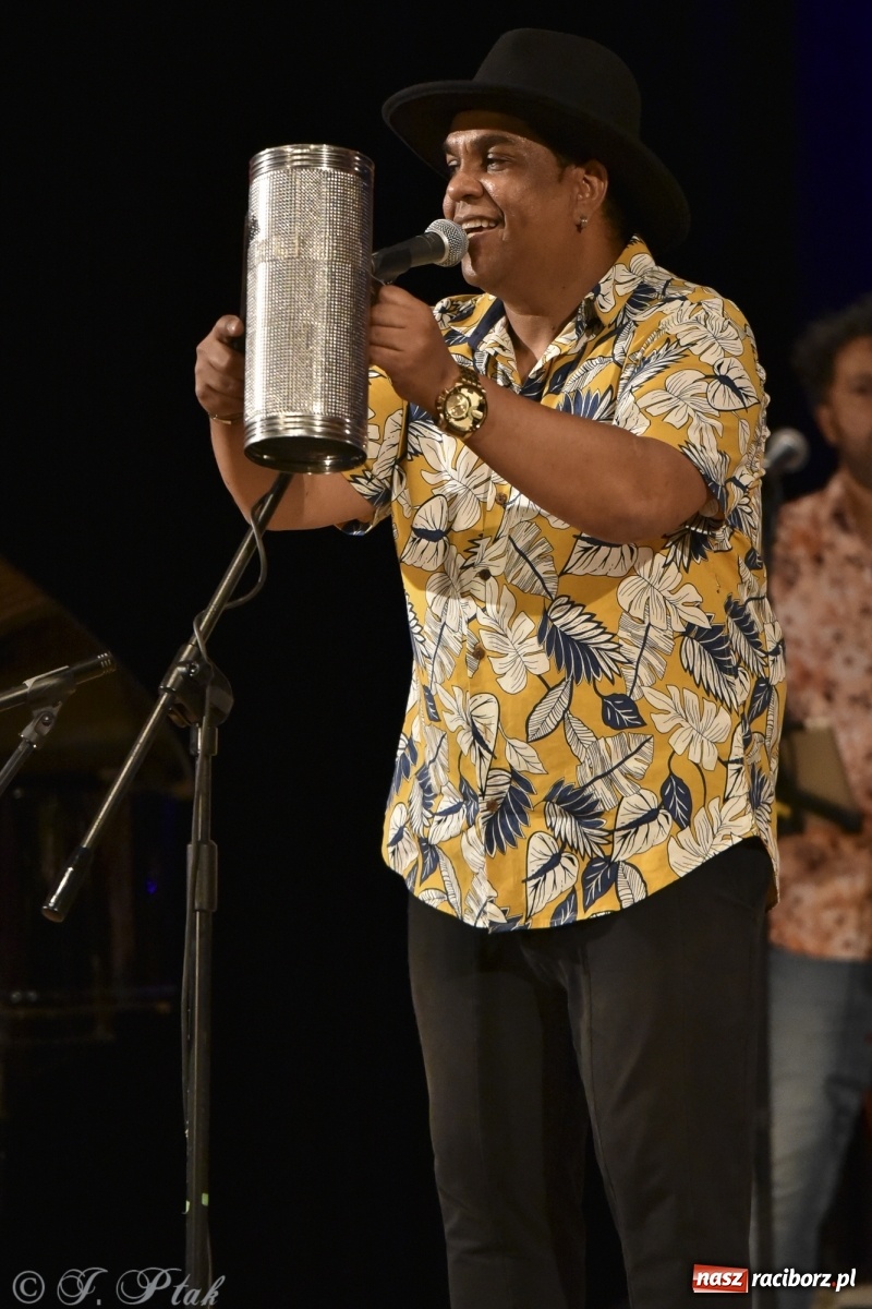 Zdjęcie w galerii na portalu naszraciborz.pl: Juanky&Sabrosura Viva. Kubańskie rytmy rozgrzewały raciborzan wiadomości z regionu