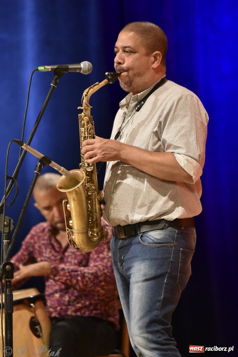 Zdjęcie w galerii na portalu naszraciborz.pl: Juanky&Sabrosura Viva. Kubańskie rytmy rozgrzewały raciborzan wiadomości z regionu