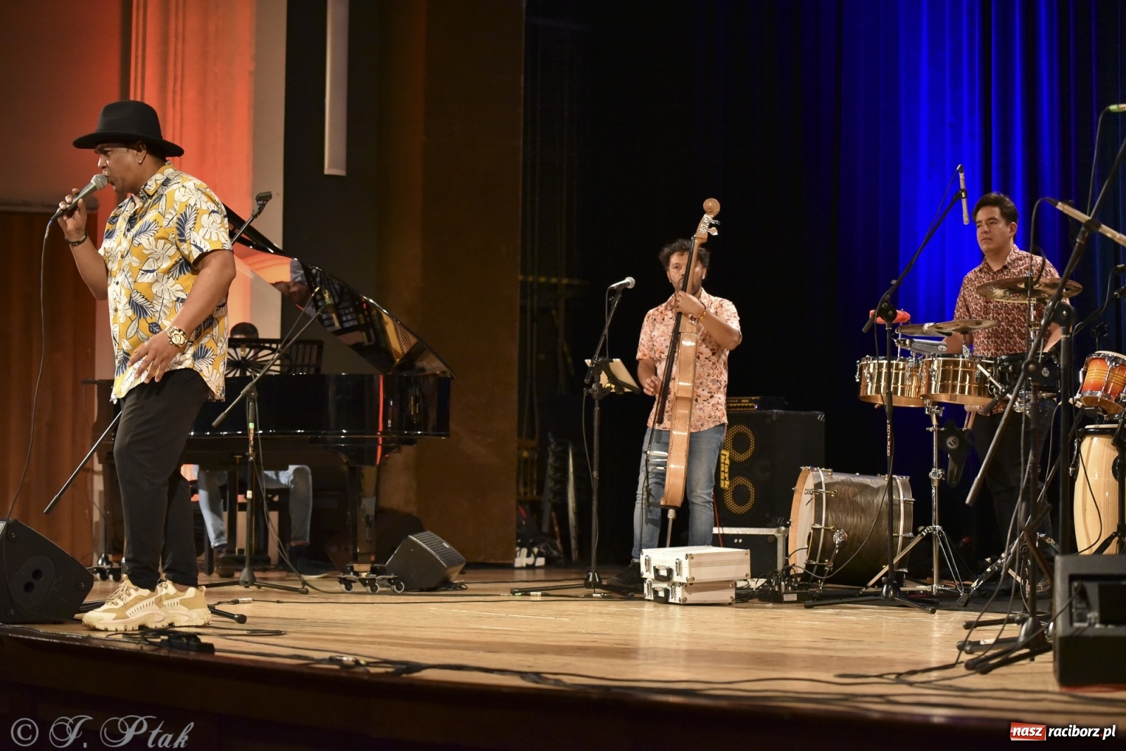 Zdjęcie w galerii na portalu naszraciborz.pl: Juanky&Sabrosura Viva. Kubańskie rytmy rozgrzewały raciborzan wiadomości z regionu