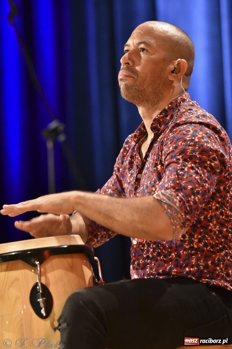 Zdjęcie w galerii na portalu naszraciborz.pl: Juanky&Sabrosura Viva. Kubańskie rytmy rozgrzewały raciborzan wiadomości z regionu