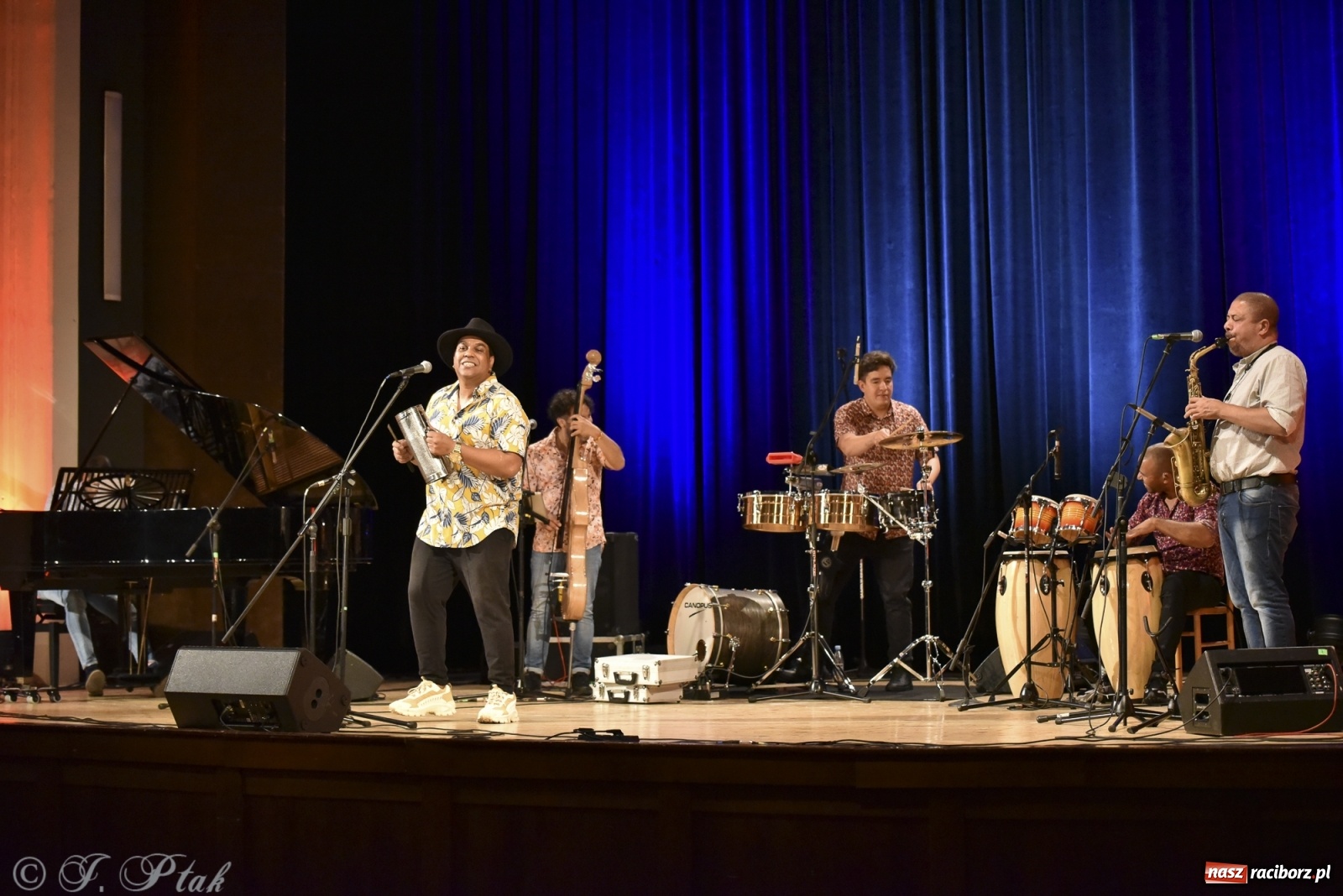 Zdjęcie w galerii na portalu naszraciborz.pl: Juanky&Sabrosura Viva. Kubańskie rytmy rozgrzewały raciborzan wiadomości z regionu