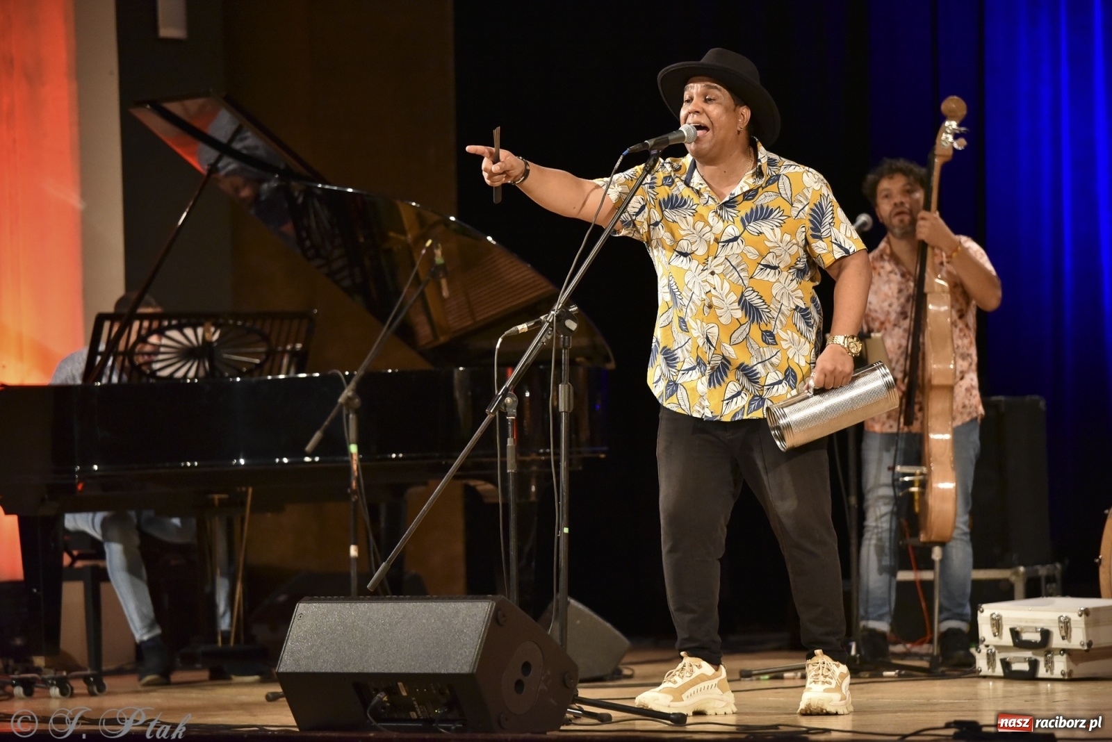 Zdjęcie w galerii na portalu naszraciborz.pl: Juanky&Sabrosura Viva. Kubańskie rytmy rozgrzewały raciborzan wiadomości z regionu