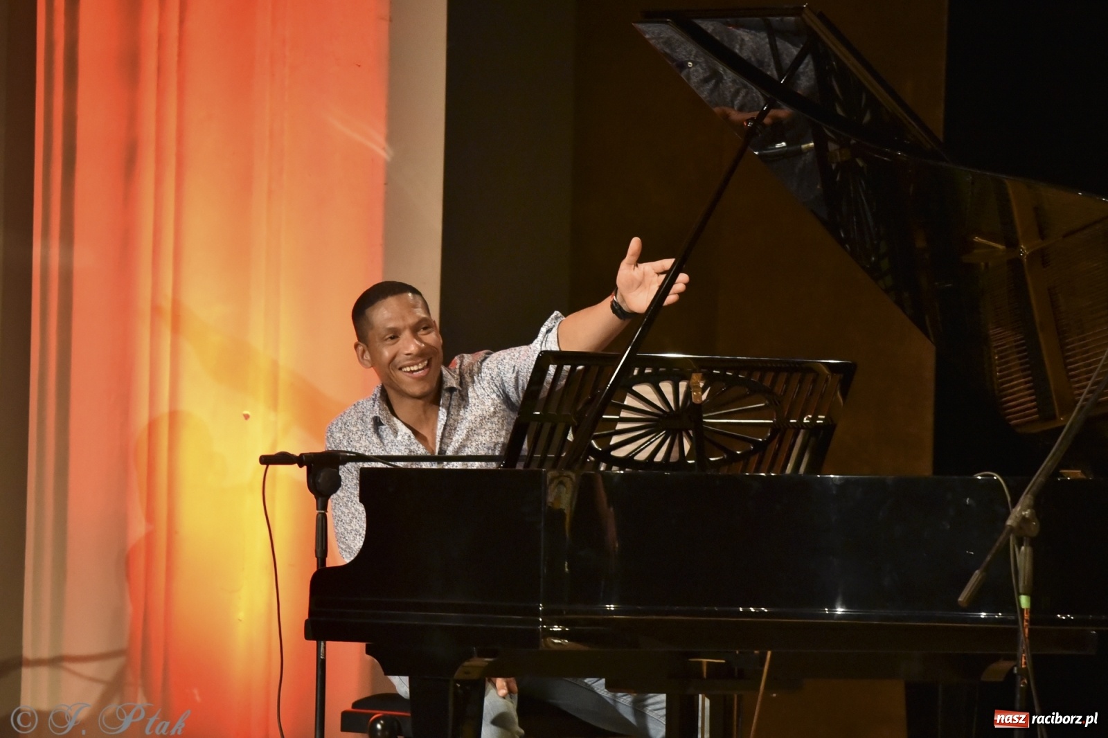 Zdjęcie w galerii na portalu naszraciborz.pl: Juanky&Sabrosura Viva. Kubańskie rytmy rozgrzewały raciborzan wiadomości z regionu