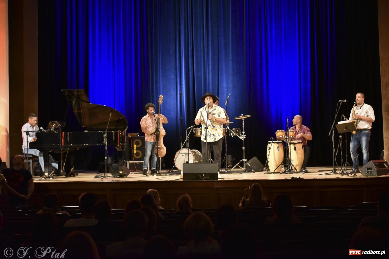 Zdjęcie w galerii na portalu naszraciborz.pl: Juanky&Sabrosura Viva. Kubańskie rytmy rozgrzewały raciborzan wiadomości z regionu