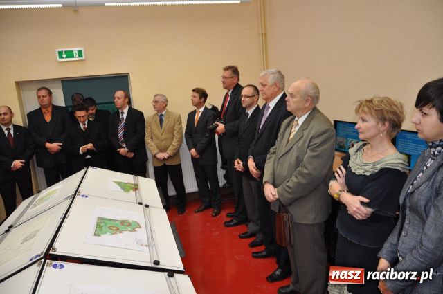 Zdjęcie w galerii na portalu naszraciborz.pl: Podwójne przecinanie wstęgi w CKU wiadomości z regionu