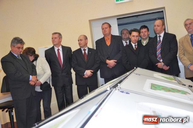 Zdjęcie w galerii na portalu naszraciborz.pl: Podwójne przecinanie wstęgi w CKU wiadomości z regionu