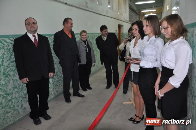 Zdjęcie w galerii na portalu naszraciborz.pl: Podwójne przecinanie wstęgi w CKU wiadomości z regionu