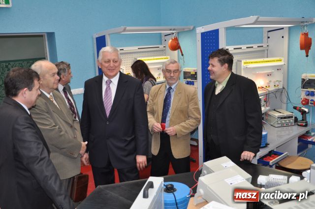 Zdjęcie w galerii na portalu naszraciborz.pl: Podwójne przecinanie wstęgi w CKU wiadomości z regionu