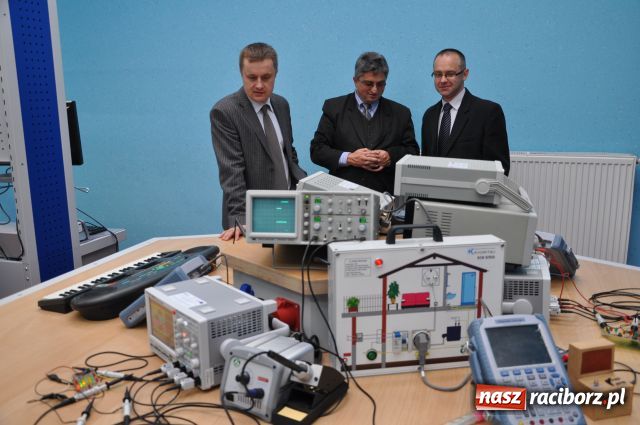 Zdjęcie w galerii na portalu naszraciborz.pl: Podwójne przecinanie wstęgi w CKU wiadomości z regionu